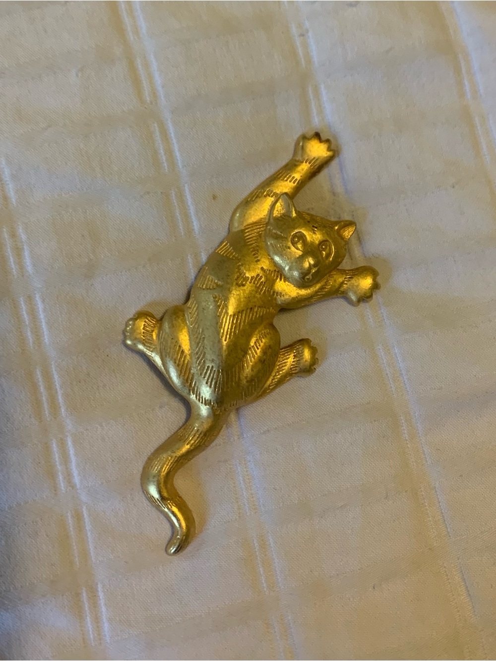 Vintage 1988 brushed gold-tone climbing cat brooch